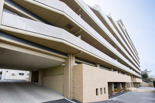 駐車場へ続く車路。安全の為、カーブミラーが設置されています。