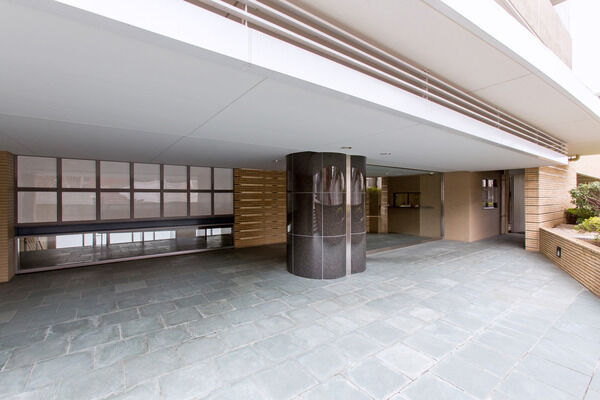 派手なイメージを避け、素材感・ゆとりを感じさせる瀟洒なエントランスピロティ。