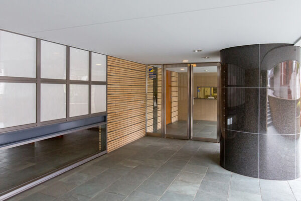 エントランスを抜けると坪庭があり、なごみのスペース空間が広がります。