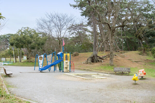 豊かな緑を誇る市民の憩の場「稲毛公園」まで約260m（徒歩4分)。