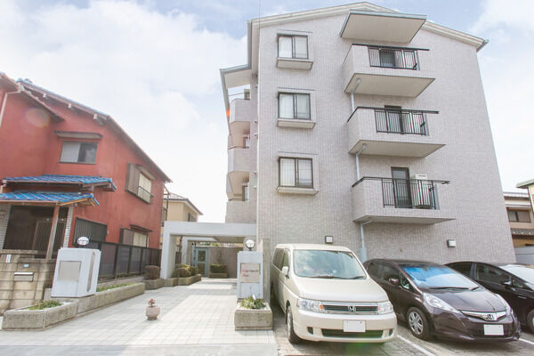 【稲毛東パークホームズ】広々と開放感溢れるマンション入り口までのアプローチ。