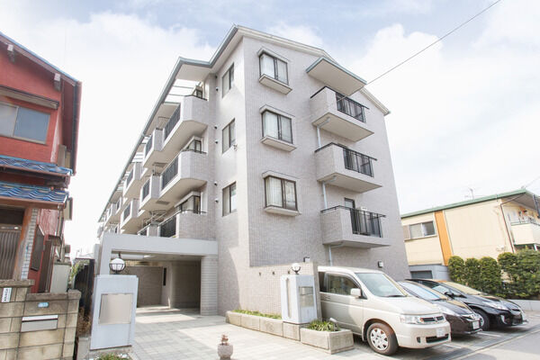 【稲毛東パークホームズ】品格あふれる佇まいながらも、周辺住居と調和する外観。