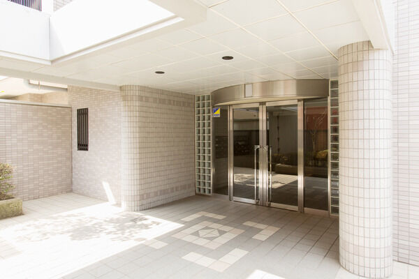 マンション入り口には、居住者の暮らしの安全を守るセキュリティーシステムも。