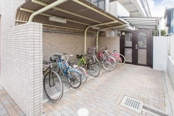 敷地内に自転車駐輪場を設置しています。