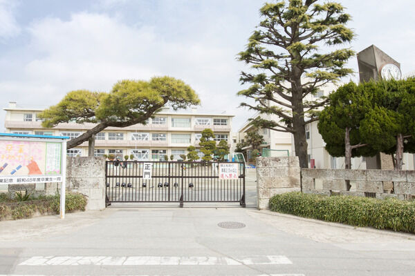 「千葉市立稲毛小学校」まで約500m（徒歩7分）。