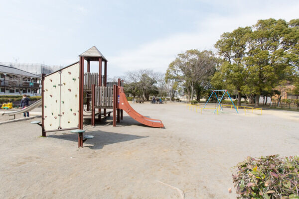 「稲毛東公園」は、約280m（徒歩4分）。