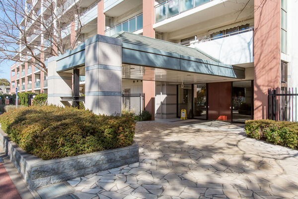 自然石を乱貼りし、自然の風合いを生かした車寄せ。 自然石を乱貼りし、自然の風合いを生かした車寄せ。