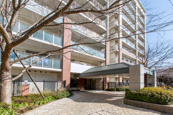 格調の高さの中にも温もりを感じるエントランスホールへ続くアプローチ。 格調の高さの中にも温もりを感じるエントランスホールへ続くアプローチ。