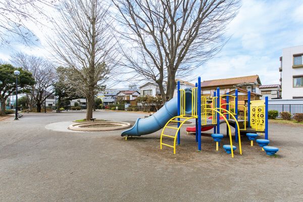 遊具のある「穴川公園」まで徒歩1分(北側正面)。 遊具のある「穴川公園」まで徒歩1分(北側正面)。