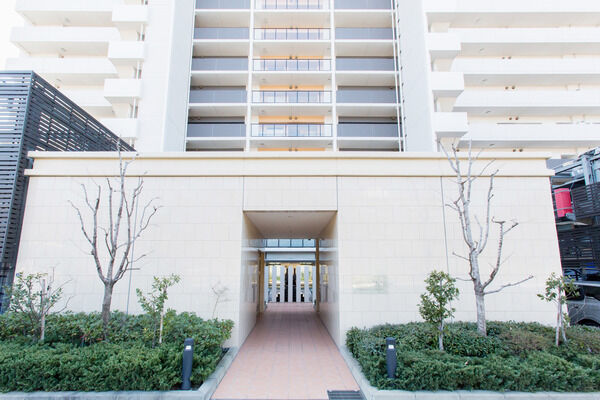 エントランスの先には、ラウンジ・キッズコーナーなどコミュニティスペースを設置。