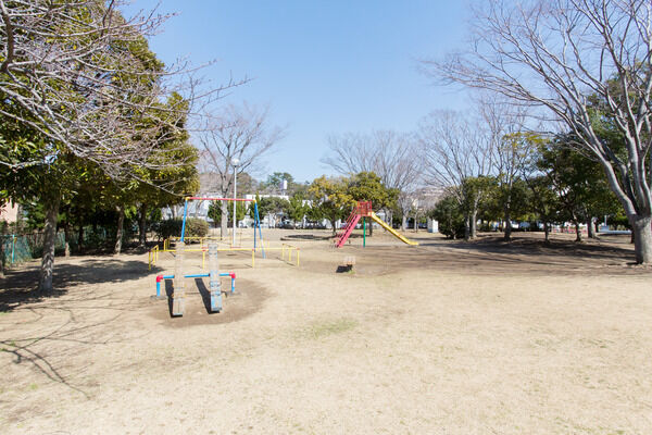 「稲毛海岸公園」は、約560m（徒歩8分）。