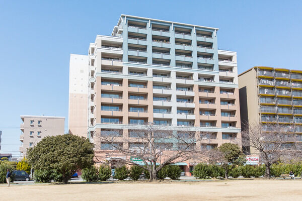 【稲毛海岸パークホームズ弐番館フィールドサイド】壮大な外観ながらも、周辺地域に馴染む外観。