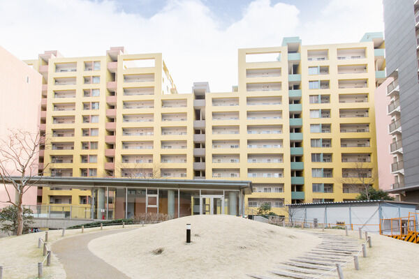 敷地内には緑豊かなコミュニケーションスペースがあります。 敷地内には緑豊かなコミュニケーションスペースがあります。