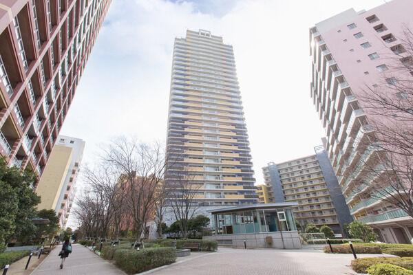 住まいの前には、豊かな緑が広がるコミュニケーションスペースを設置。 住まいの前には、豊かな緑が広がるコミュニケーションスペースを設置。