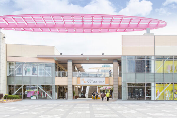 「三井アウトレットパーク幕張」は、約500m(徒歩7分)。 「三井アウトレットパーク幕張」は、約500m(徒歩7分)。