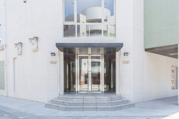 メインエントランスは訪れる人を迎え入れてくれる優しい雰囲気に。 メインエントランスは訪れる人を迎え入れてくれる優しい雰囲気に。