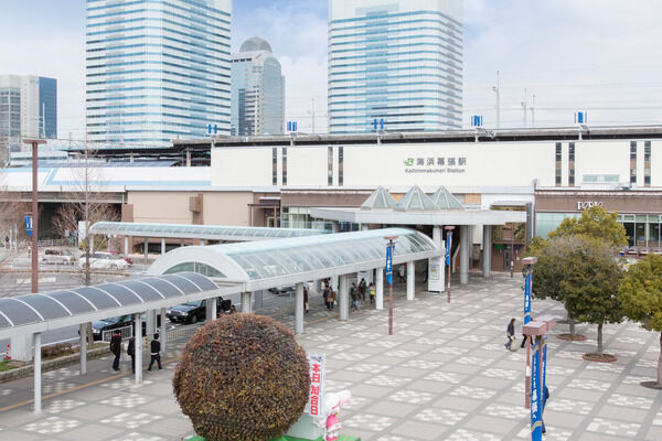 京葉線「海浜幕張」駅は、徒歩11分。 京葉線「海浜幕張」駅は、徒歩11分。