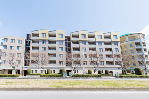 【パティオス16番街】北西側の外観は、同じ建物とは思えない違った顔を見せます。		 【パティオス16番街】北西側の外観は、同じ建物とは思えない違った顔を見せます。