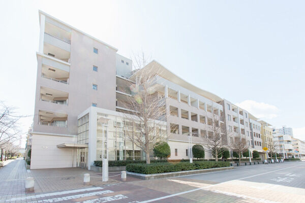 【パティオス16番街】メインエントランス脇には桜並木に面して、接客やお待ち合わせ用のラウンジが。		 【パティオス16番街】メインエントランス脇には桜並木に面して、接客やお待ち合わせ用のラウンジが。