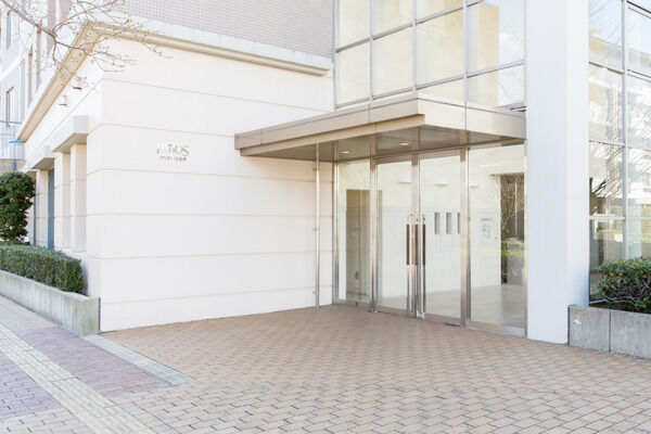 天井までの大きな窓が爽やかな雰囲気を演出するメインエントランス。		