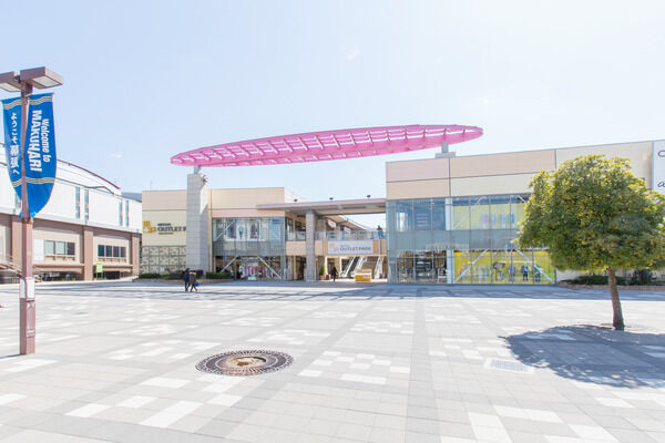 「三井アウトレットパーク幕張」まで約1,000ｍ(徒歩12分）。