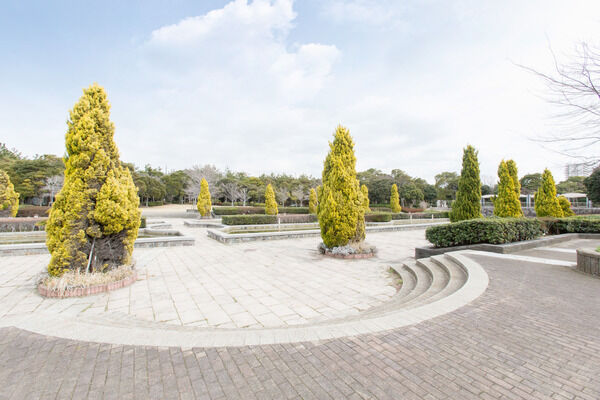 お散歩にぴったりの「幕張海浜公園」まで約350ｍ（徒歩5分）。