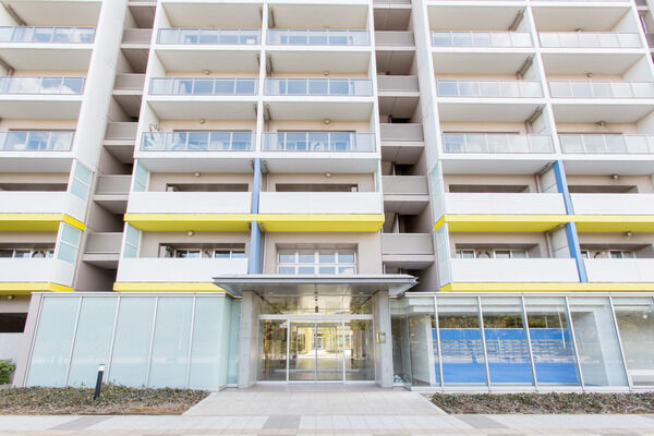 メインエントランスとは別に、駐車場にはコーチエントランスがあり、安全面に配慮。		 メインエントランスとは別に、駐車場にはコーチエントランスがあり、安全面に配慮。