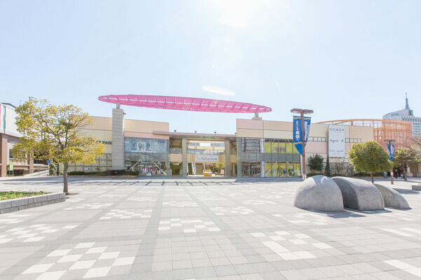 「三井アウトレットパーク幕張」は、約1,000m(徒歩13分)。 「三井アウトレットパーク幕張」は、約1,000m(徒歩13分)。