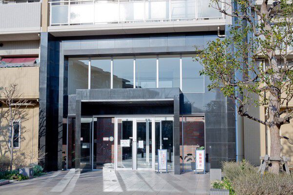 海や自然を感じさせるアクアエントランス。