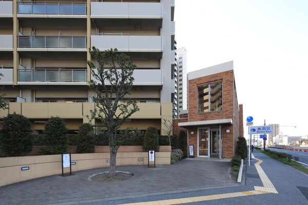 都会的なイメージにまとめられたシティエントランス。