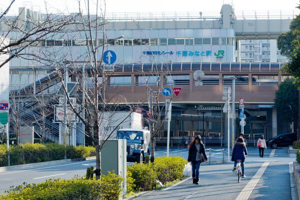 京葉線「千葉みなと」駅は、約480m（徒歩6分）。