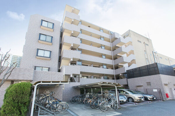 広い駐車場・駐輪場は緑が包み込み、安心のつくりとなっています。		