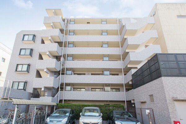 駐車場は、低層のプライバシーを守る役割も。		