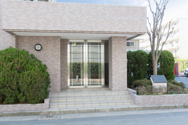 白いタイルのアプローチが、住まう人を優しく迎えてくれます。		