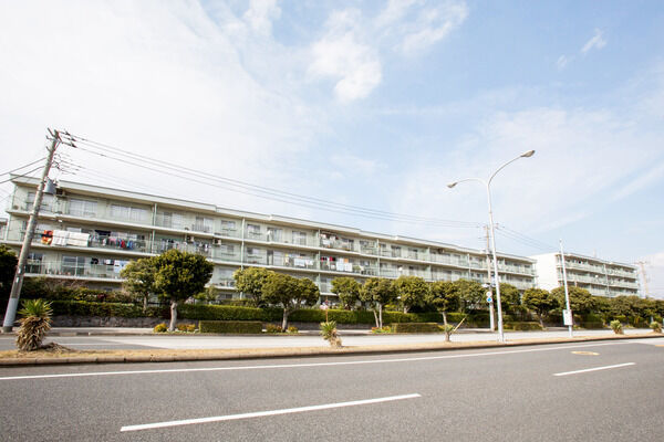 【検見川パークファミリア】ひろびろとした道路に面した、開放的なたたずまい。