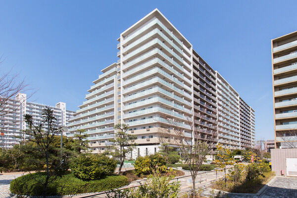 【検見川浜レジデンス】開放的で、周辺の景観との調和を目指したデザイン。		 【検見川浜レジデンス】開放的で、周辺の景観との調和を目指したデザイン。