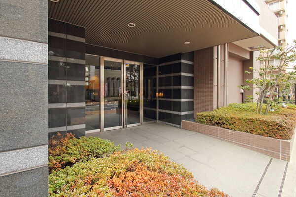 さりげなくも確固とした重厚感を漂わせるエントランス。