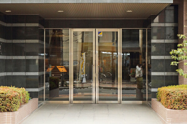 床や壁面には味わいある天然石を使用し、ガラス面の扉と共に高級感を演出している。