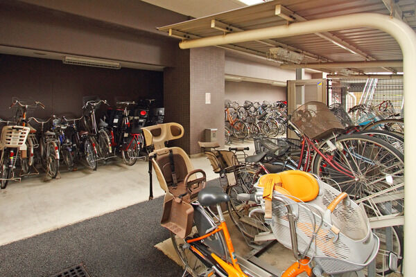 敷地内に設置された、自転車専用駐輪場。