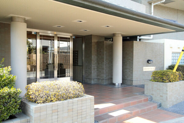 気品高さと上品さを感じさせるエントランス。