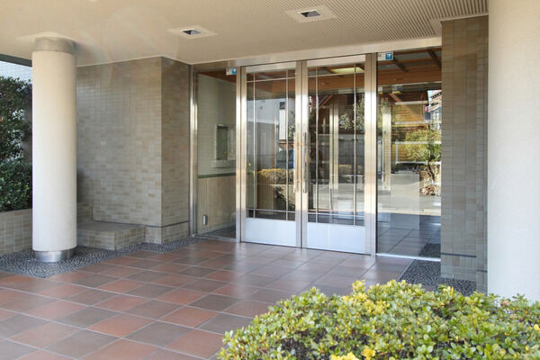 エントランス内にはオートロックを設置しています。