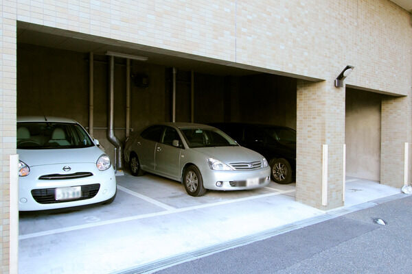 敷地内にある平面駐車場で車庫入れも簡単です。
