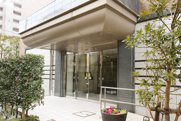 エントランスを抜けると、玄昌石を使用したホールが待ち構える。