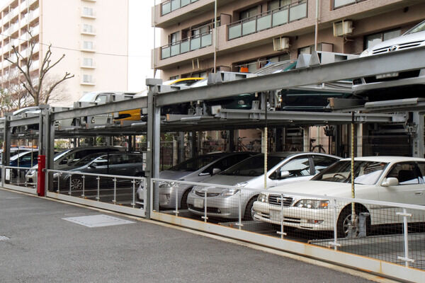 敷地内に設置された、機械式自動車駐車場。