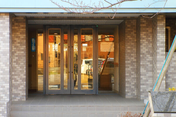 磁器質タイルを施した格調高いアプローチエントランス。 磁器質タイルを施した格調高いアプローチエントランス。