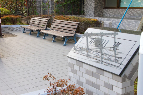 スロープに加え、木陰で腰をおろしくつろげるベンチを設けました。 スロープに加え、木陰で腰をおろしくつろげるベンチを設けました。