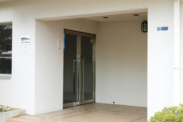 【市川パーク・ホームズ】5ヶ所の出入口、2つのエントランスホールにはオートロックシステム。 【市川パーク・ホームズ】5ヶ所の出入口、2つのエントランスホールにはオートロックシステム。