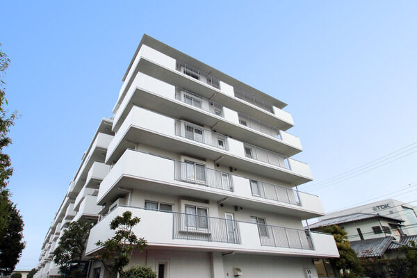 【市川パーク・ホームズ】利便性にすぐれ開放感のある、広いバルコニー。 【市川パーク・ホームズ】利便性にすぐれ開放感のある、広いバルコニー。