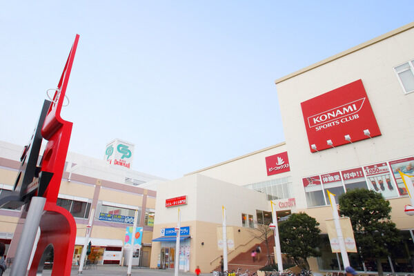 大型ショッピングモール「ニッケコルトンプラザ」は、約1,400m（徒歩18分）。