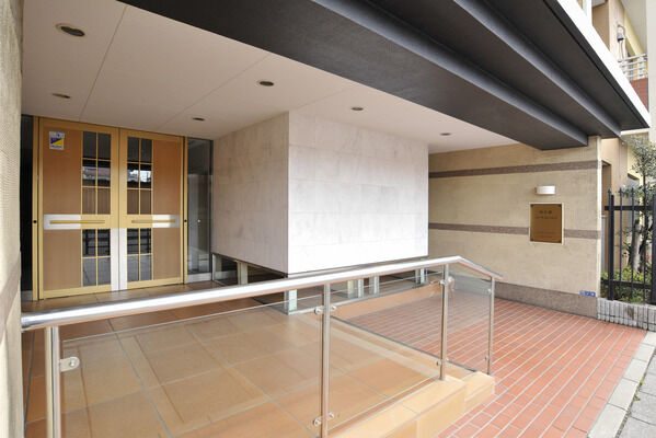 タイル貼りのエントランスは、つくりそのものが上質な暮らしを演出します。